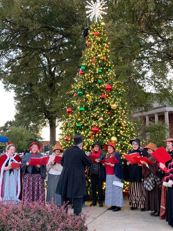 Dickens Christmas Carolers